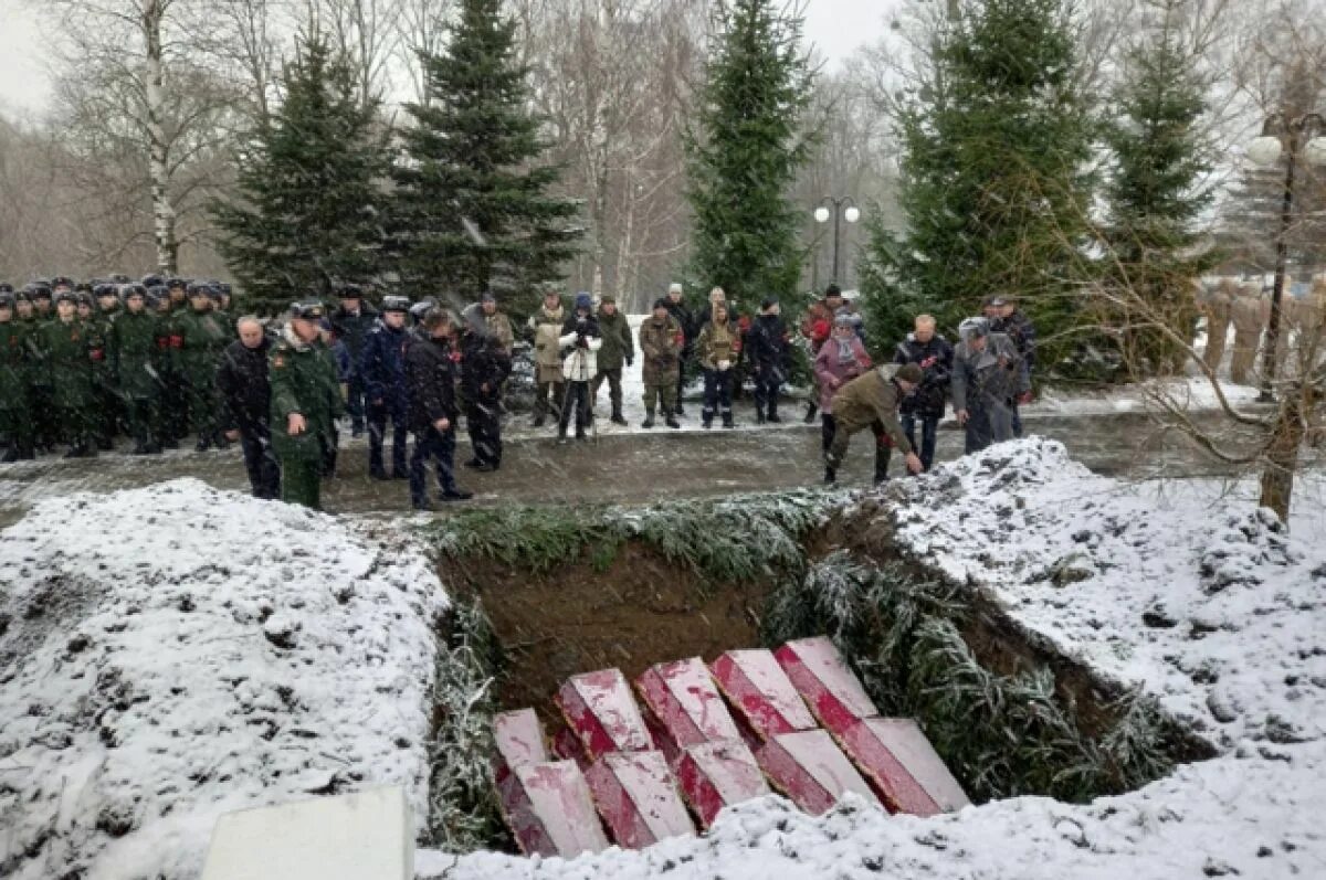 Захоронение военнослужащих.