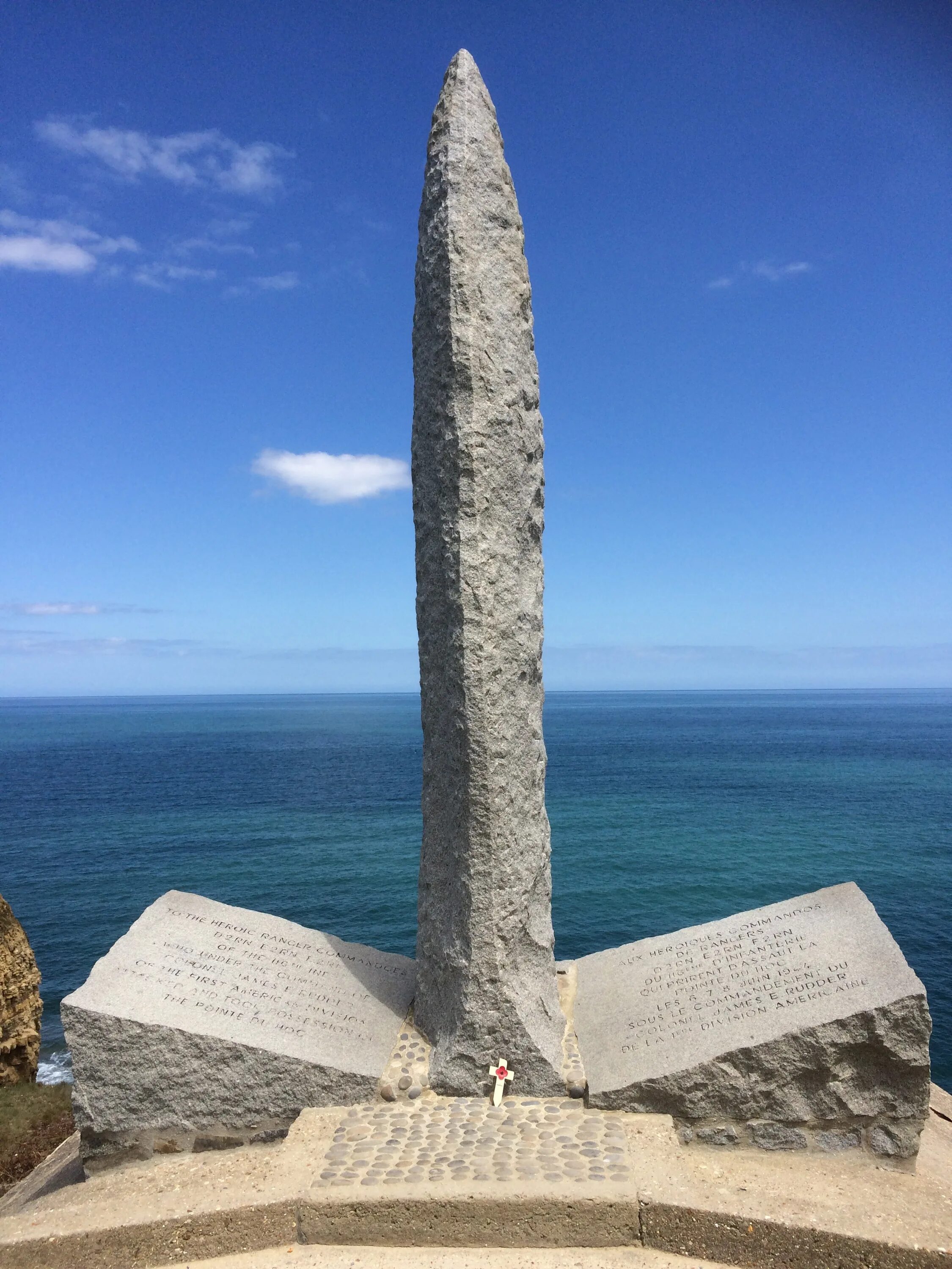 Monument stone. Пуэнт дю Хок. Мемориал в Нормандии. Монолит Обелиск. Calella камень Обелиск.