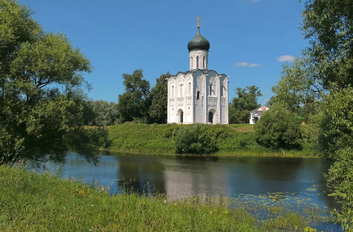 Церковь покрова на нерли какой век. Храм Покрова на Нерли. Храм Покрова на р Нерль. Це́рковь Покрова́ на Нерли́. Покровская Церковь на Нерли.