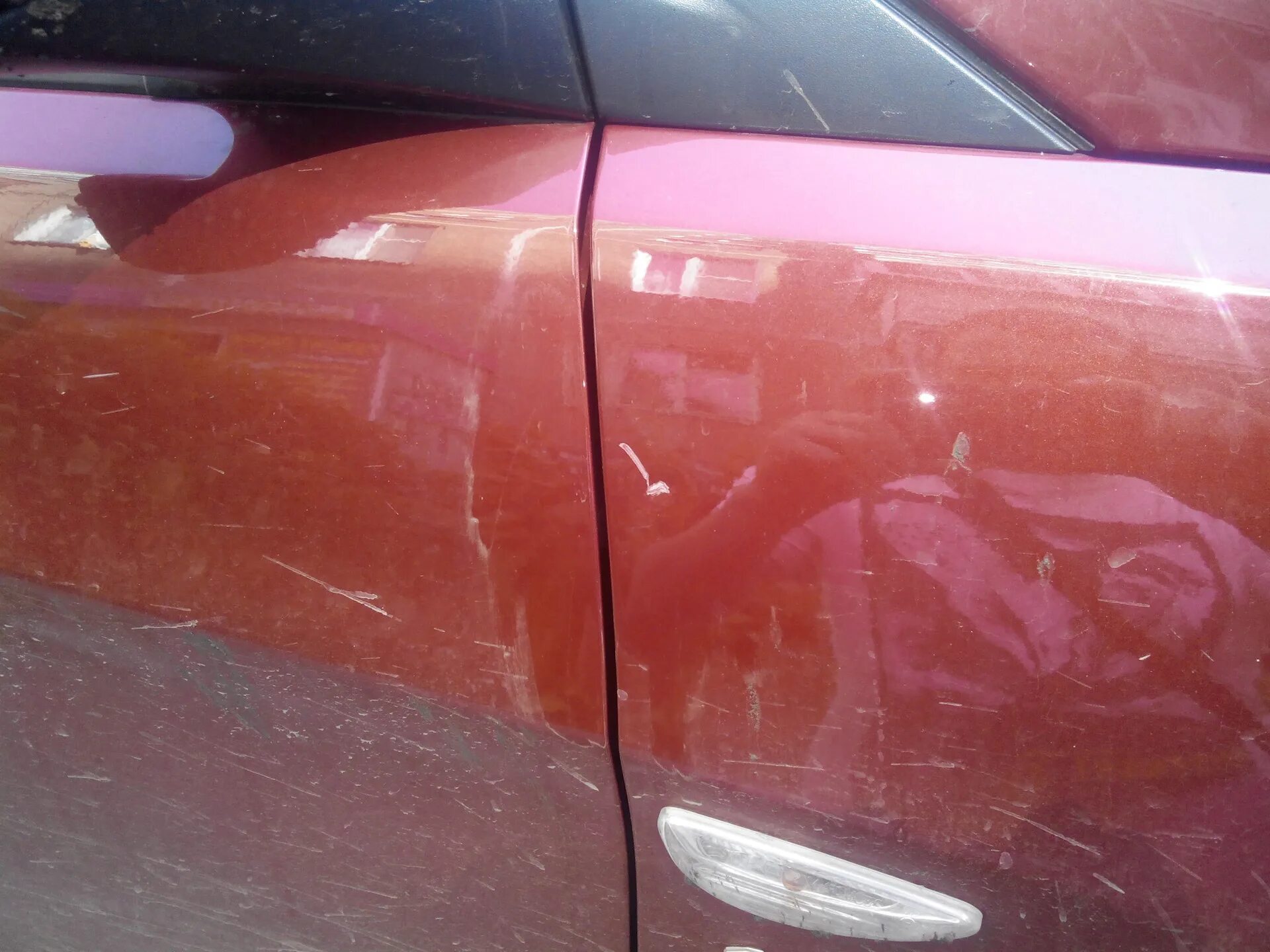 Полез лак на авто. Царапина на хендай солярис. хендай солярис поцарапанный. красный гранат краска для авто солярис. хендай солярис поцарапанная дверь.