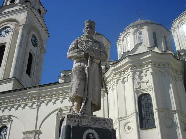 Сербия памятники. Памятник русским солдатам в Сербии. Памятник в Белграде первой мировой. Памятники сербским воинам. Скульптуры Сербия.