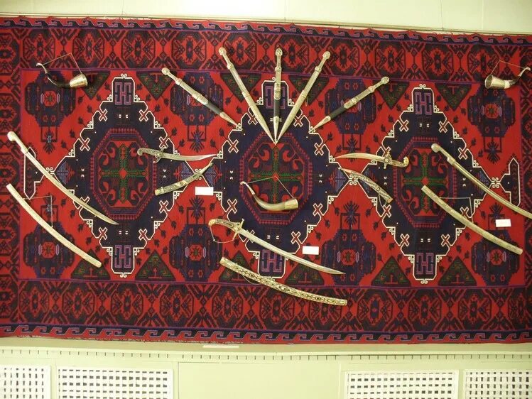 кинжал на стене. сувенирные кинжалы на стену. кинжал на стене. сувенирное холодное оружие. меч на стене.