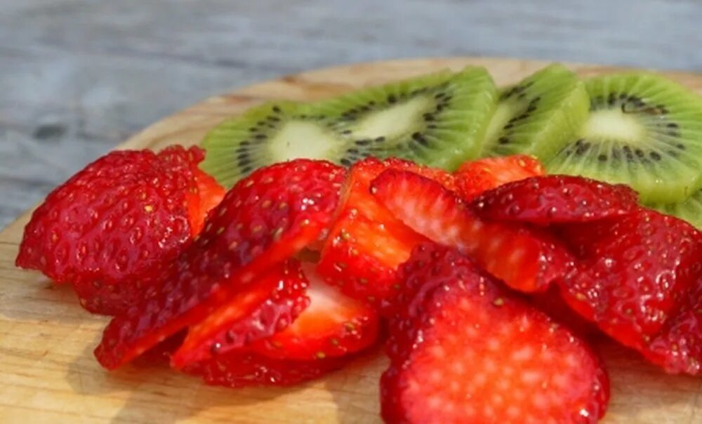 Как красиво нарезать клубнику. Клубника нарезанная. красивая нарезка клубники. клубника киви. красиво нарезать клубнику.