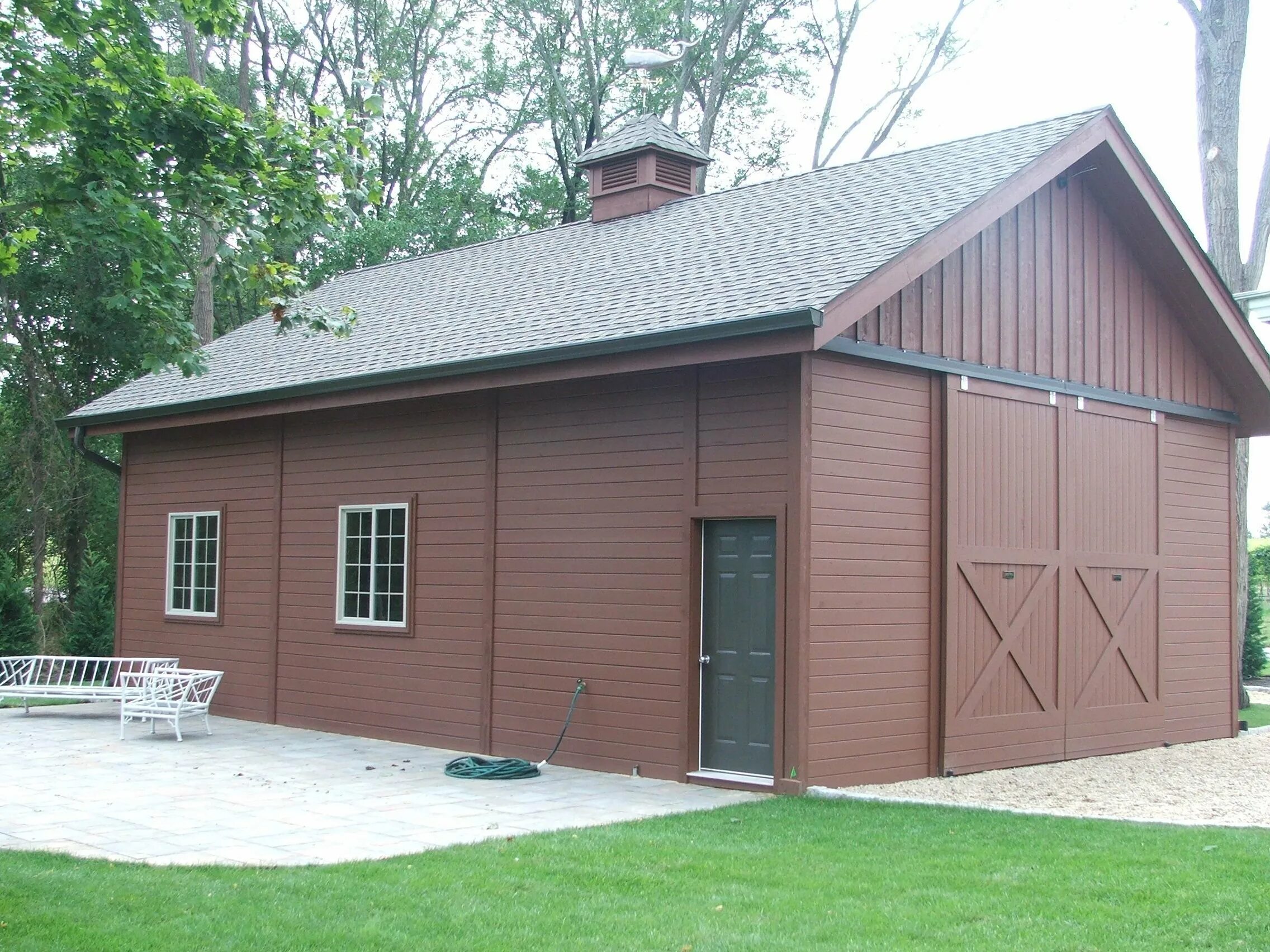 Сарай с двускатной крышей. Сарай с двускатной крышей. Сарай с навесом для дачи. Хозблок с двухскатной крышей. Сарай с двускатной крышей.