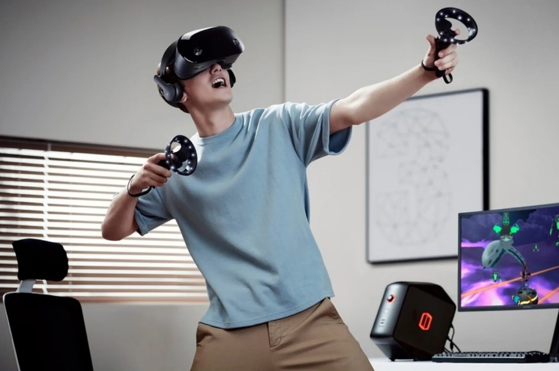 Виртуальные очки 2024. Шлем виртуальной реальности Samsung Odyssey. Шлем/очки виртуальной реальности (HMD – head Mounted display).. Человек в виртуальной реальности. Человек в шлеме виртуальной реальности.