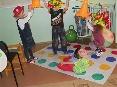 Дети играют в цирк