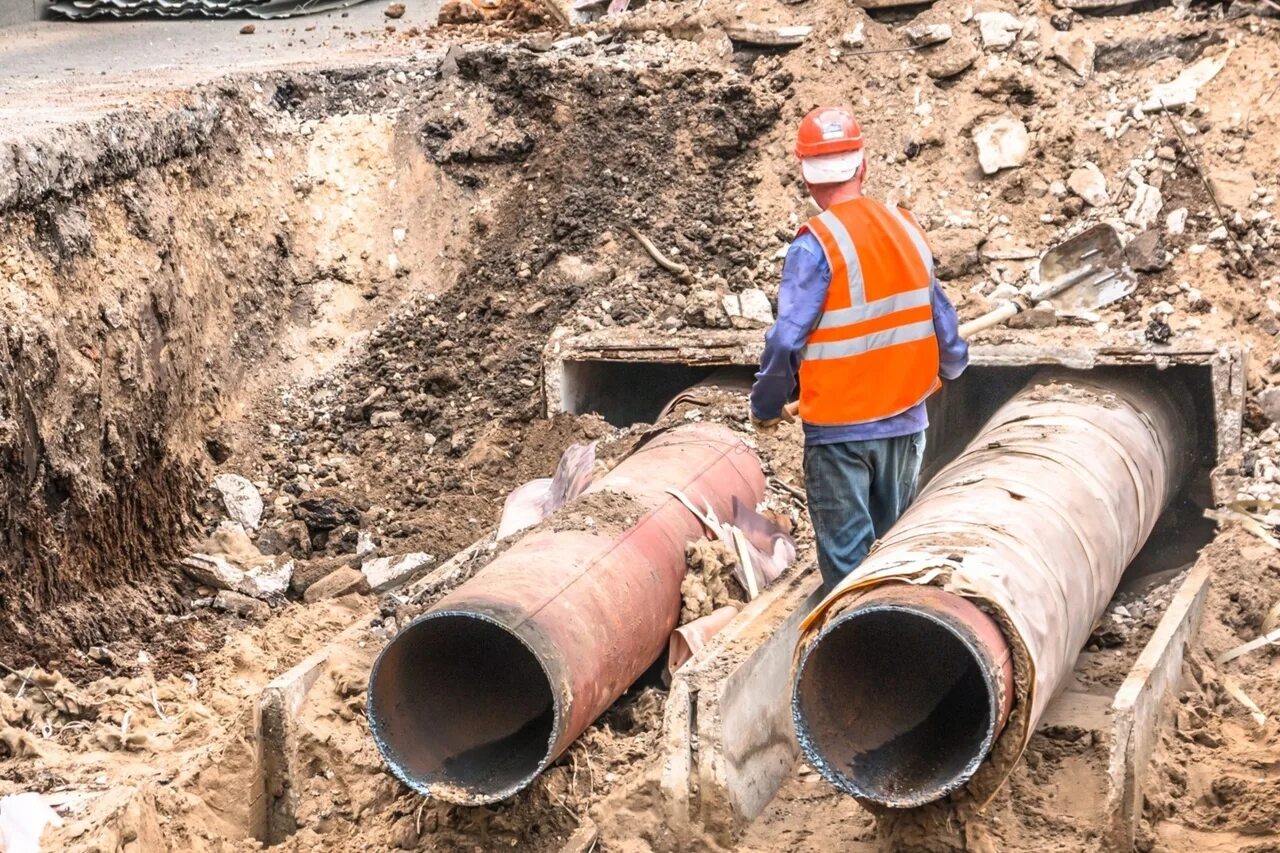 Тепловые сети сгк. Реконструкция теплосетей. Замена труб теплотрассы. Строительство теплотрассы. Ремонтные работы тепловых сетей.