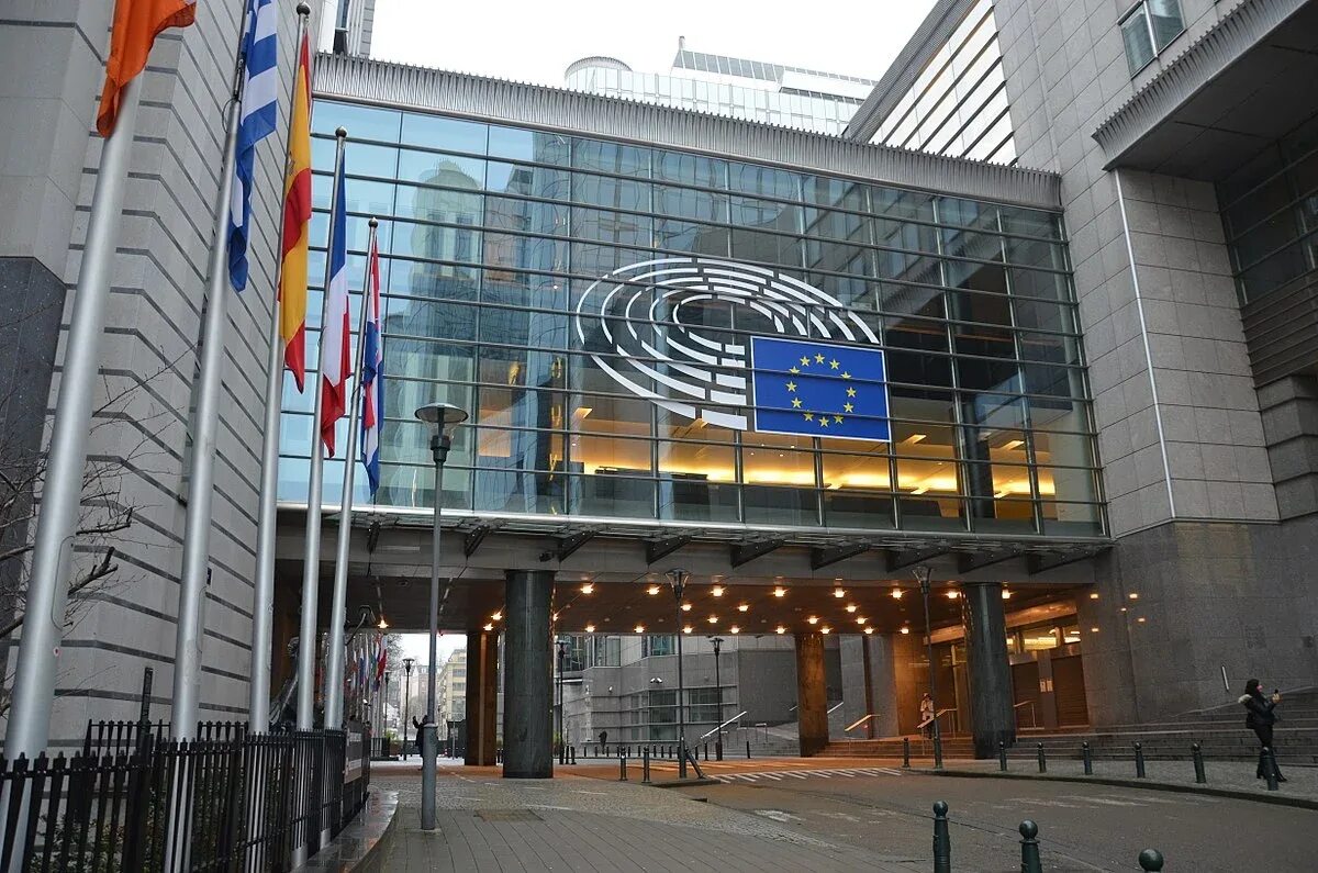 Здание Европарламента в Брюсселе. Здание Евросовета Брюссель. Европейский парламент Страсбург. Здание ООН В Брюсселе.
