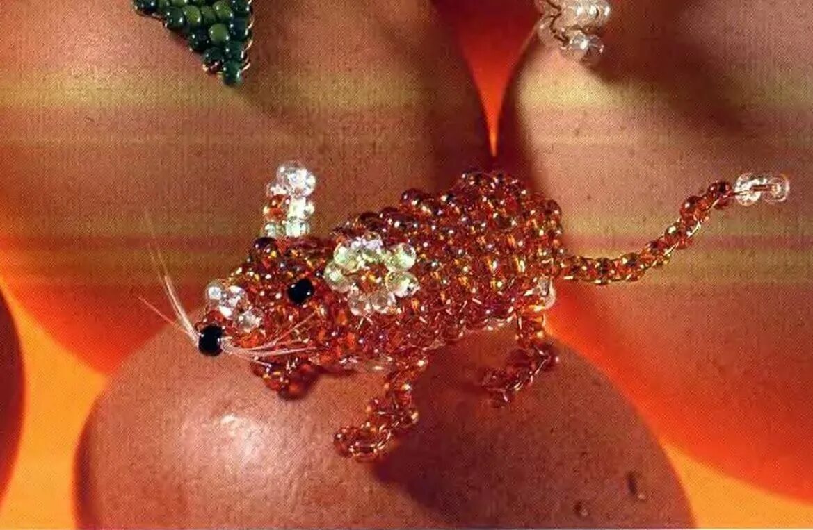 Змейка из бисера объемная. Бисероплетение змея. Вышивка гусеницы гладью. Мир бисера. Изделия из бисера.