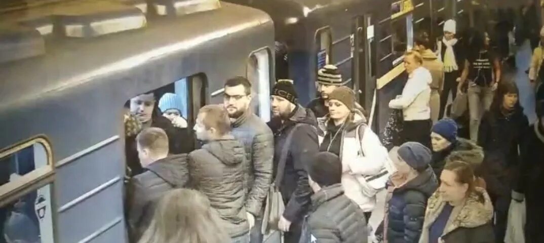 В метро с ножом можно. Толпа в метро СПБ. Карманники в метро Санкт-Петербурга. Карманники в метро.