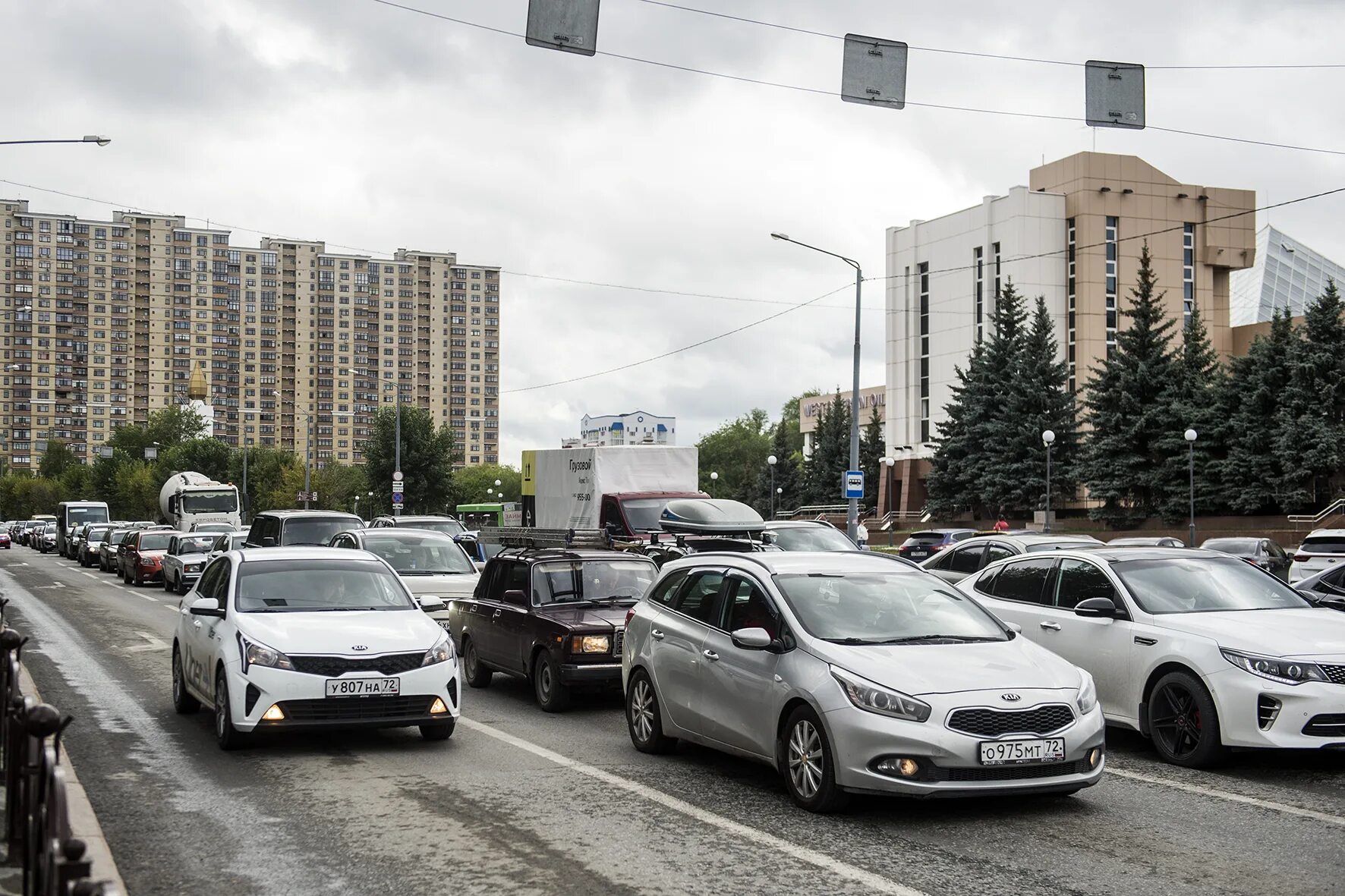 Автомобили тюмень. Машины в москве. движение.машин.в.тюмени.. осетия машины. тюмень фото города 2025 года.