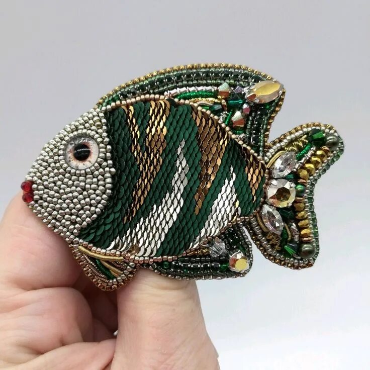 Брошь из бисера рыба. Брошка рыбка. Плетение из бисера рыбки. Рыбка из бисера объемная. Рыба из бисера плоская.