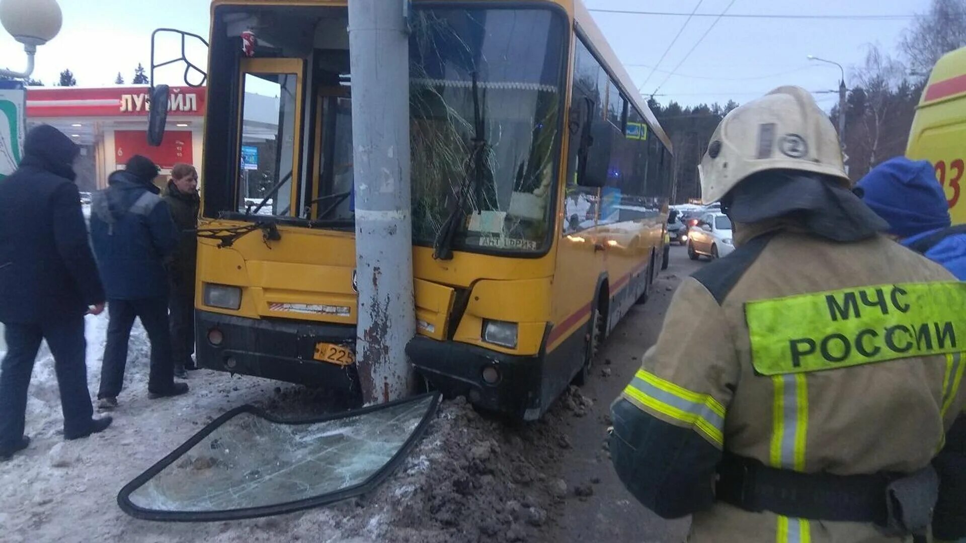 Происшествия в ижевске сегодня. Автобус врезался в столб. Автобус врезался в опору.