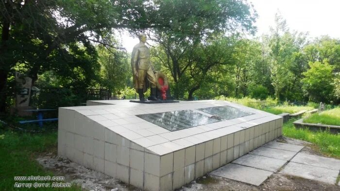Казачье кладбище макеевка. Кладбище в деревне. Вандализм на кладбище. Макеевка кладбище. Кладбище в деревне.