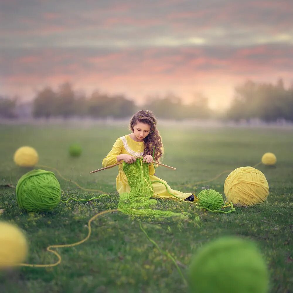 фотосессия с нитками. запутанный клубок ниток. девушка с пряжей. женщина клубок. клубок прическа.