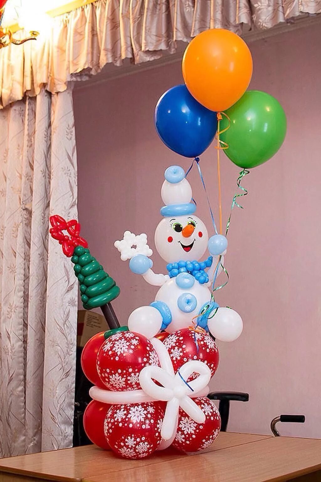 Снеговик шаров. Украшение воздушными шарами. Воздушные шары на новый год. Украшение воздушными шарами на новый год. Новогодние композиции из шаров.