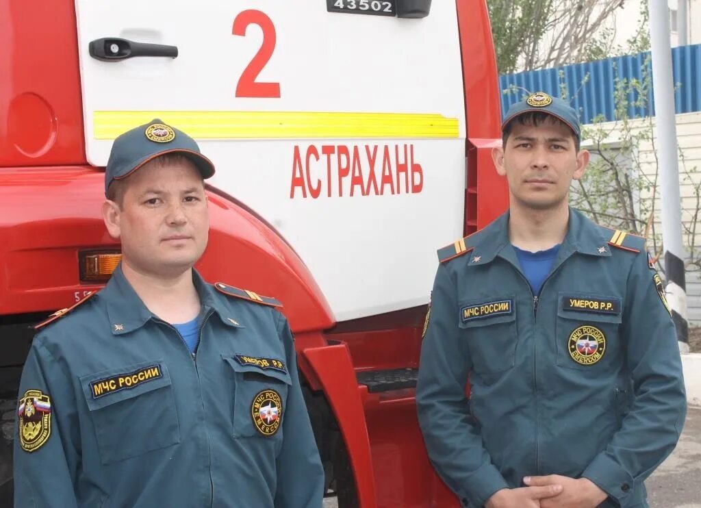 Пожарный водитель. Обязанности пожарного водителя пожарного автомобиля МЧС. Пожарный водила.