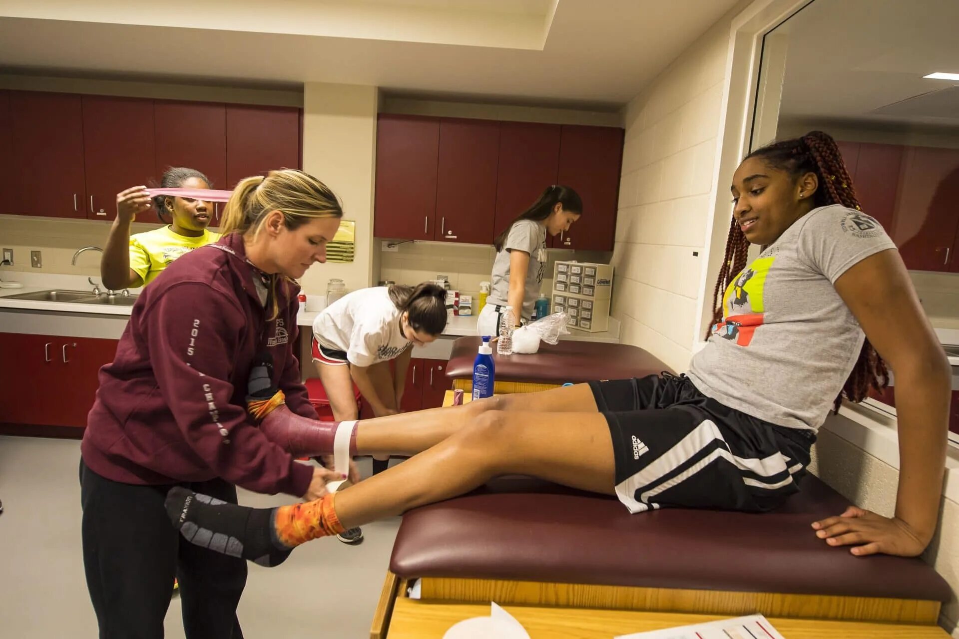 Спортивной медицине 2024. Реабилитация после спортивных травм. Врач и спортсмен. Спортивный врач. Мед обследование спортсменов.