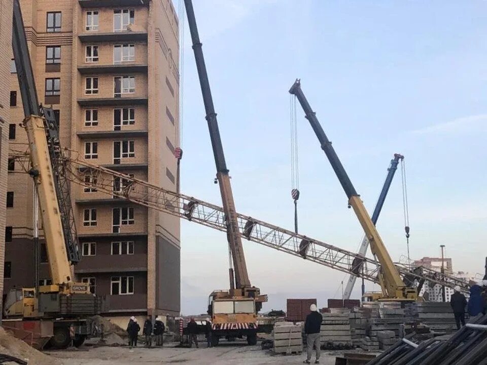 Упал кран в питере. Жк ария тюмень упал кран. падение кранов жк ария тюмень. в тюмени упал кран башенный. падение крана в тюмени.