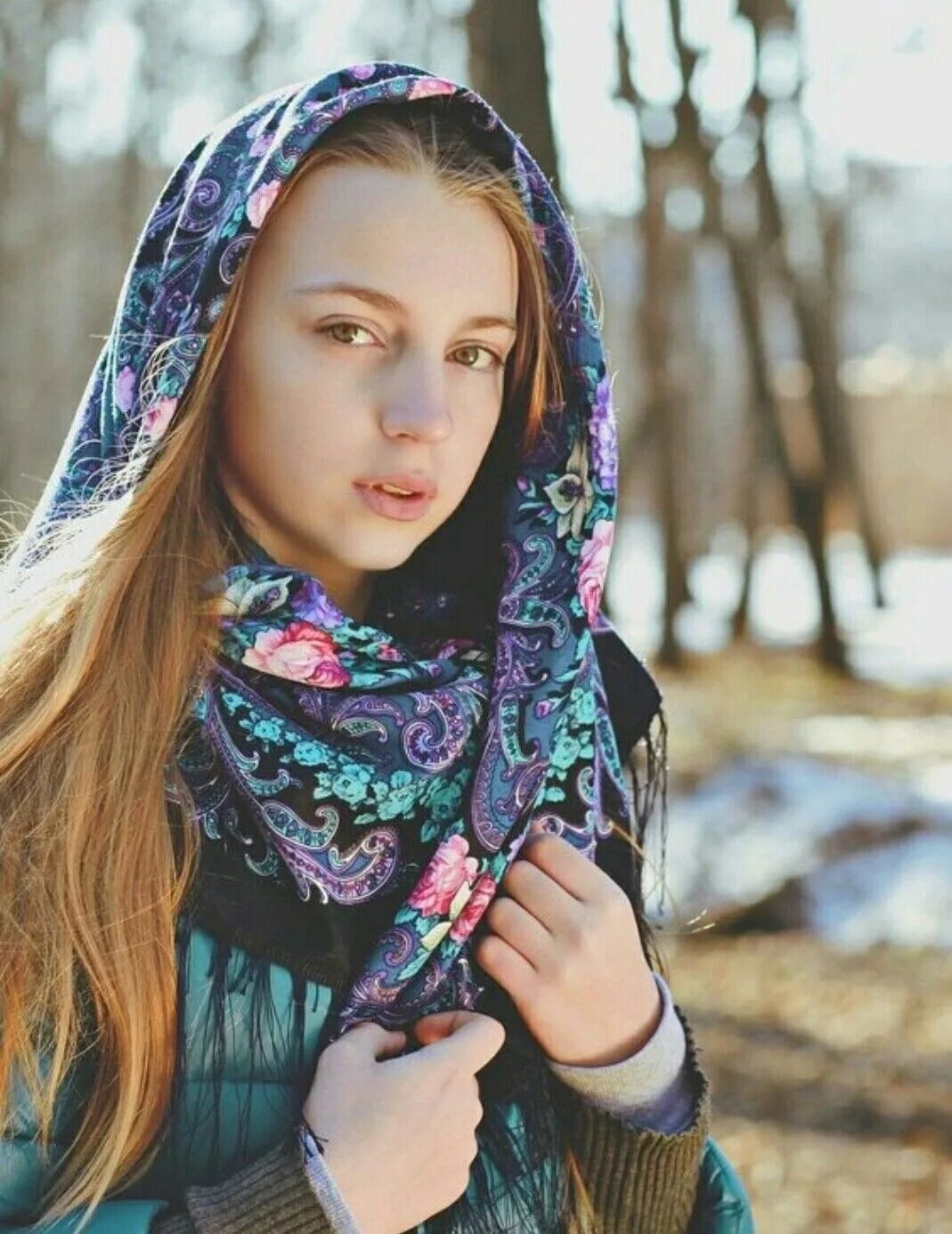 Алиса Миронова в платке. Красивые русские девушки. Красивая девушка в платке.