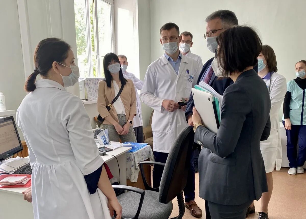 Кардиология вакансии. Медсестра в терапии. День кардиолога. Прикроватные мониторы митар. Медицинская сестра терапевтического отделения.