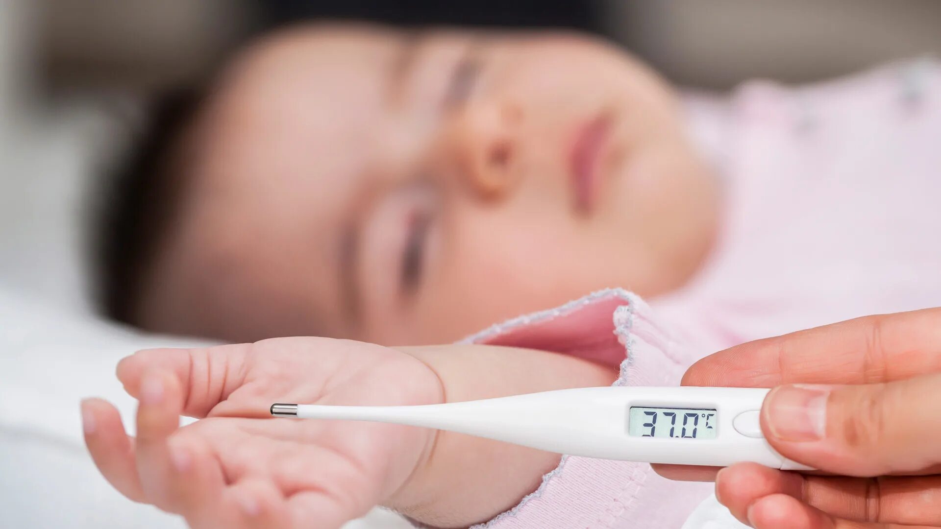 Голова дает температуру. Термометрия новорожденного. Измерение температуры тела у детей. Ребенок с градусником. Термометр для новорожденного.