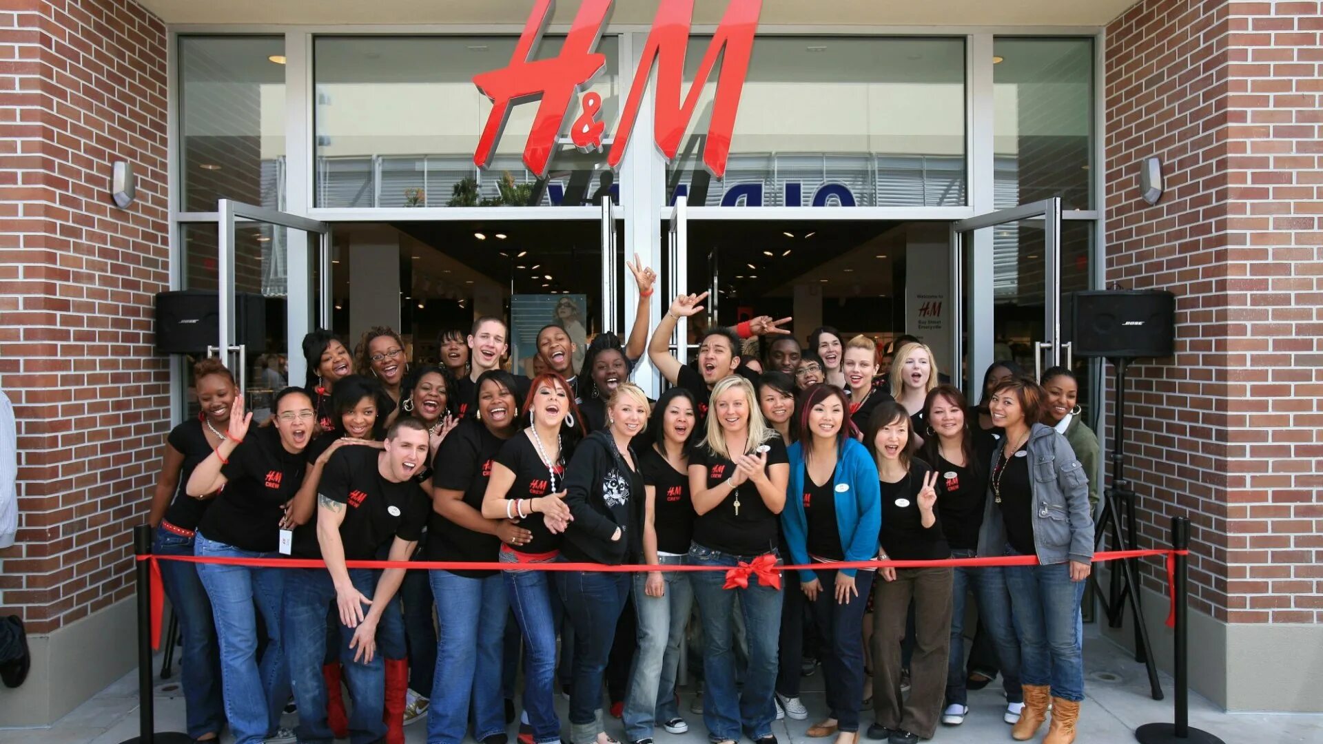 Компания кинет. HM сотрудники. Компания h&m. Персонал h m. H M открытие магазина.