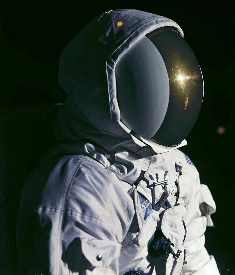 Скафандр Аполлон 11. Скафандр астронавта. Шлем Космонавта. Шлем астронавта.