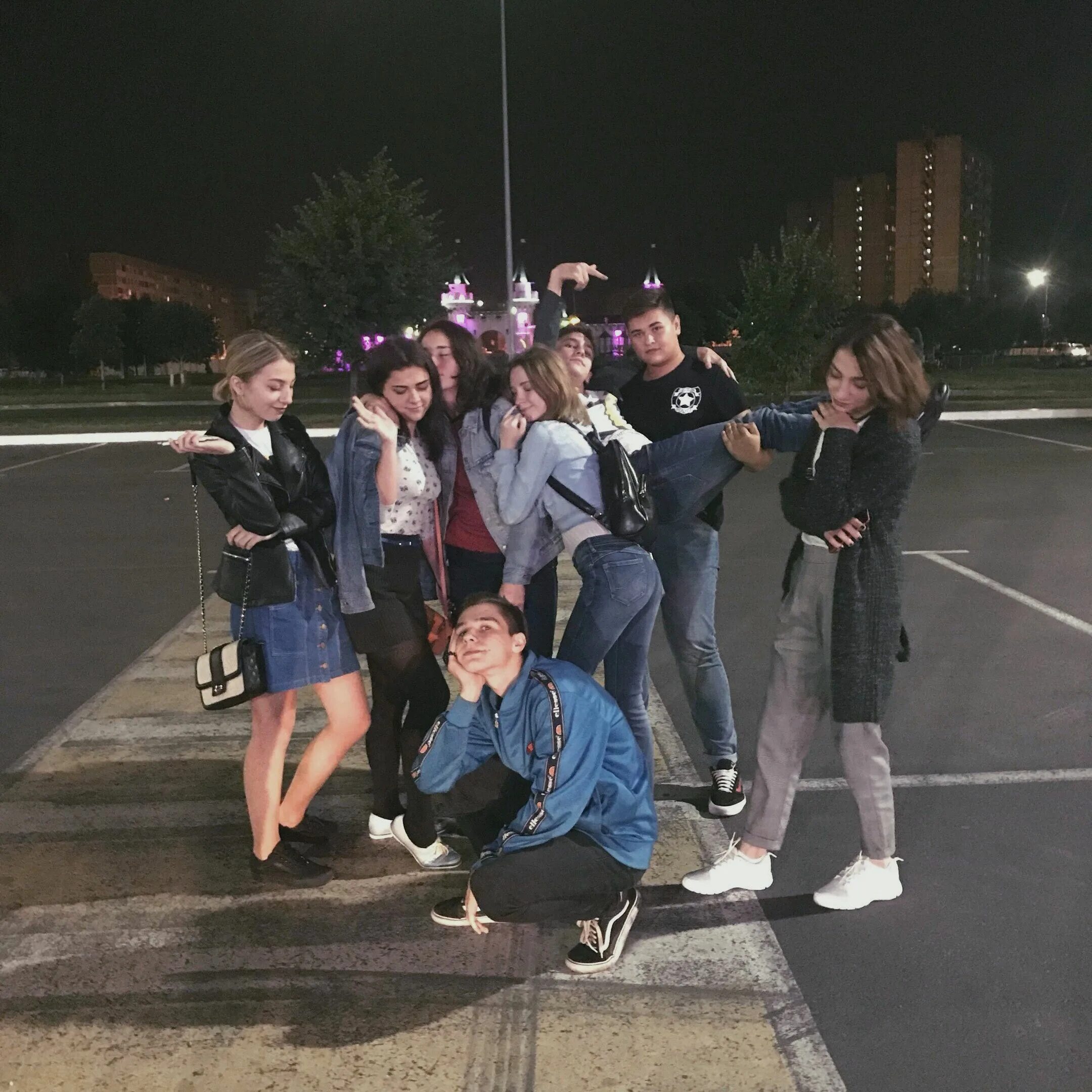 Прогулка ночью с друзьями. Группа подростков на улице. Компания подростков на улице вечером. Компания подростков Эстетика.