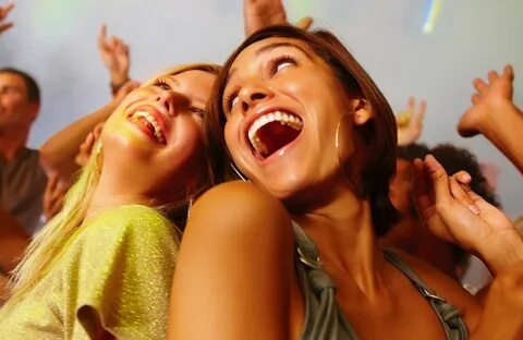Музыка все танцуют пьют и веселятся