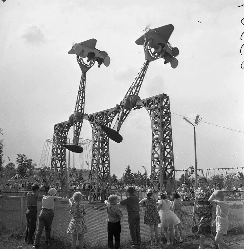 Старый парк аттракционов. Парк Горького аттракционы СССР. Аттракционы в парке Горького в СССР. Парк Горького 1960. Парк Горького карусели.