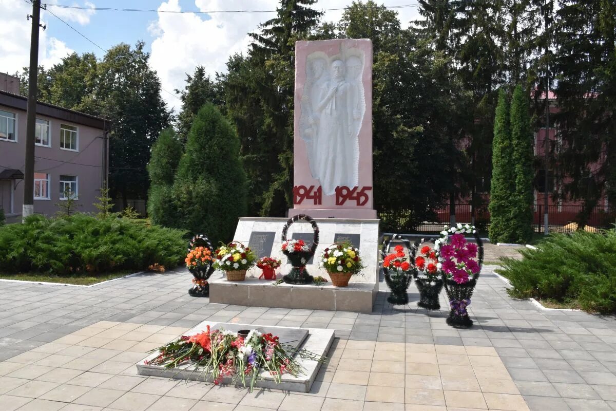 Дмитровск Орловский вечный огонь. Дмитровск-Орловский памятники. Город Дмитровск Орловская область. Достопримечательности Дмитровска Орловской области. Фото дмитровска