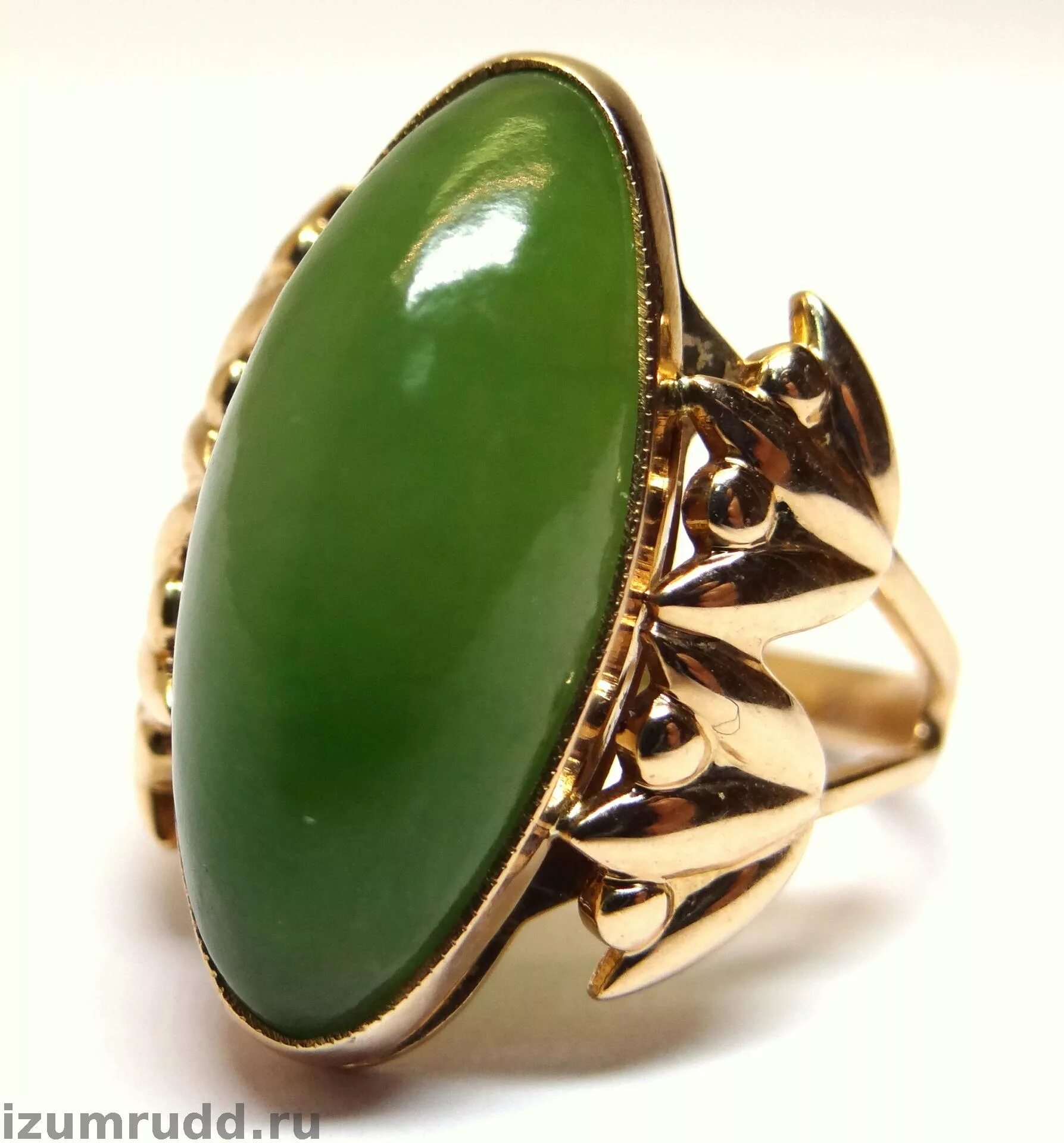 перстень с нефритом. кольцо с нефритом камея. золотое кольцо с нефритом 2022. перстень с нефритом. печатка с нефритом.