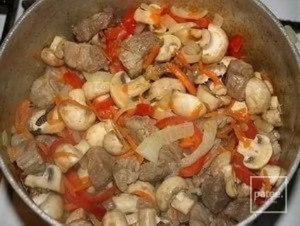 Тушенное мясо с грибами