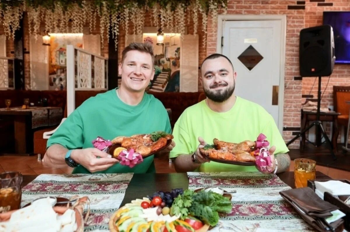Еда ведущий стс. Известный кулинарный ведущий. ведущий тревел шоу. гастрономический театр свет москва.