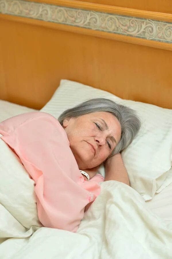 Спящие пожилые женщины. Спящие взрослые женщины. Немолодые женщины в кровати. Спящие зрелые мамы русское