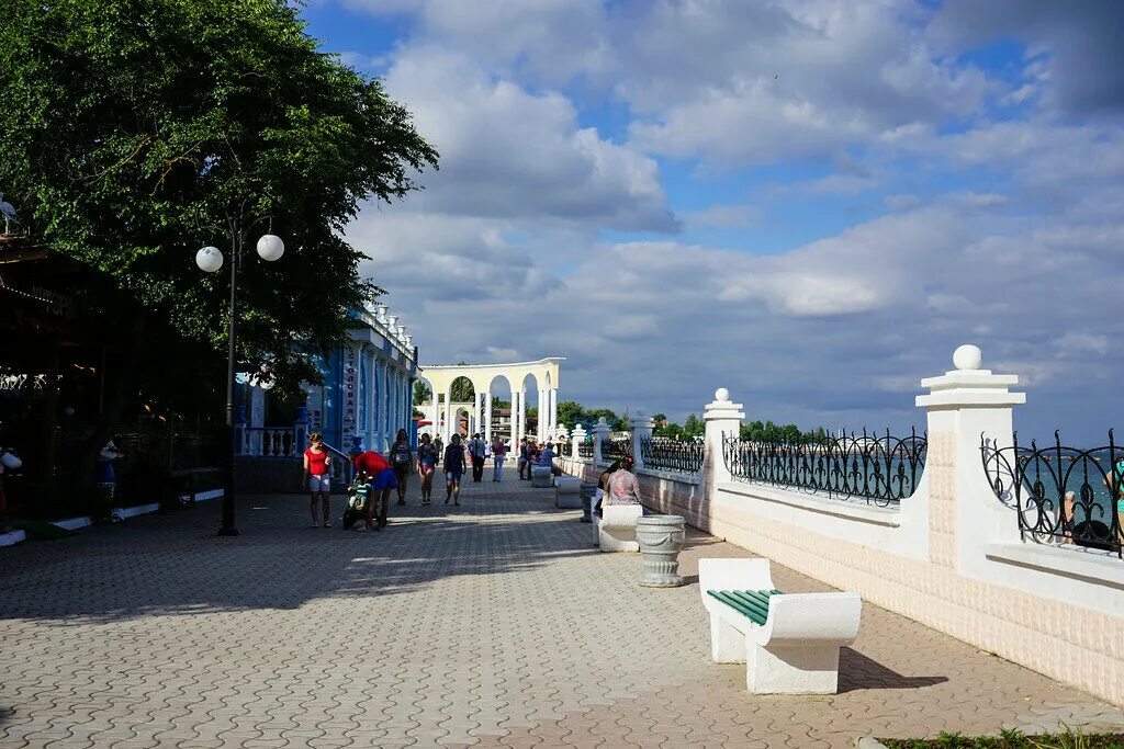 Евпатория места которые стоит. Набережная имени горького в евпатории. море евпатория набережная. евпатория центральная набережная. набережная горького евпатория 2025.