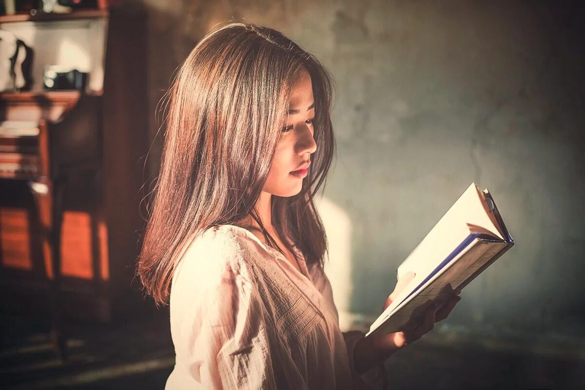 Симпатичная история. Девушка с книгой. Девочка с книгой в руках. Умная девушка. Девушка с книжкой.