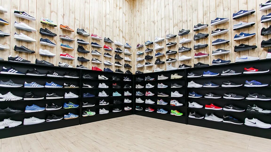 Много одежды и обуви магазин. Коллекция кроссовок. Кроссовки магазин. Стеллаж для кроссовок. Магазин спортивной обуви.