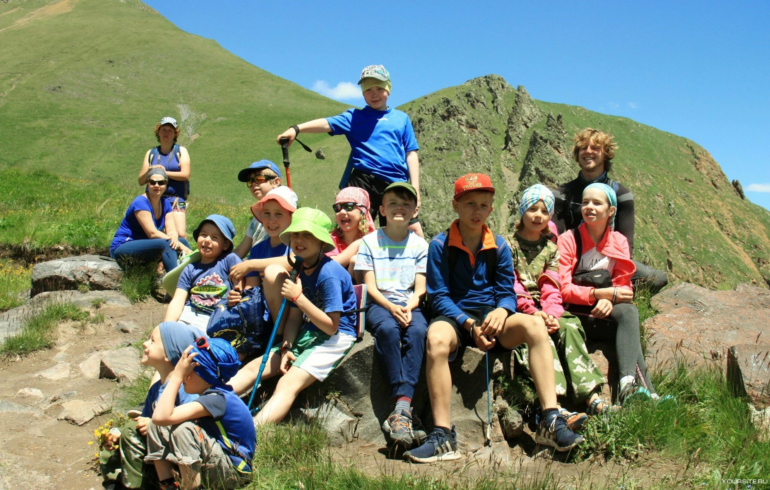 Mountain child. Лагерь вершина Архыз. Палаточный лагерь Архыз вершина. Палаточный лагерь в Архызе для детей. Лагерь в горах Архыз.