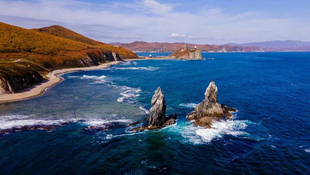 Дальнегорск бухта рудная. Остров кекуры приморский край. Море 2 брата дальнегорск. Кекуры два брата приморье. Два брата скалы дальнегорск.