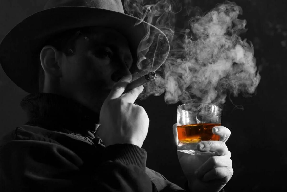 Человек с сигарой. Парень с сигарой. Парень с сигарой и виски. Мужчина в шляпе с сигаретой. Сигаретный дым дорогой коньяк
