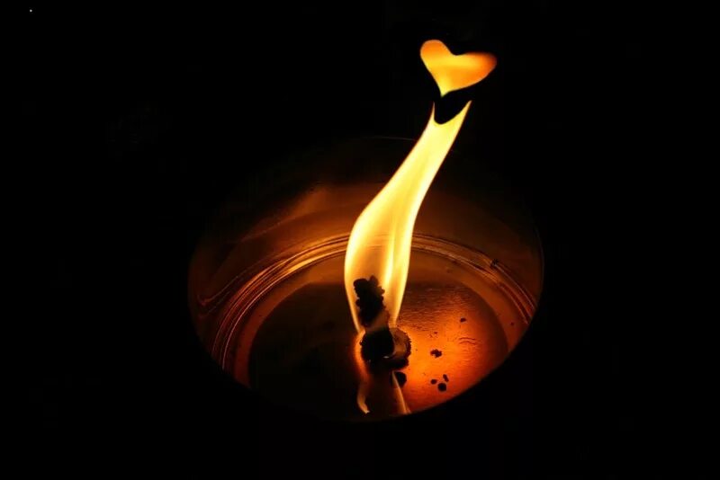 Песня душа моя разбита огонь погас. Потухший огонь. Потухающий огонь. Тлеющая свеча. В пламени свечи.