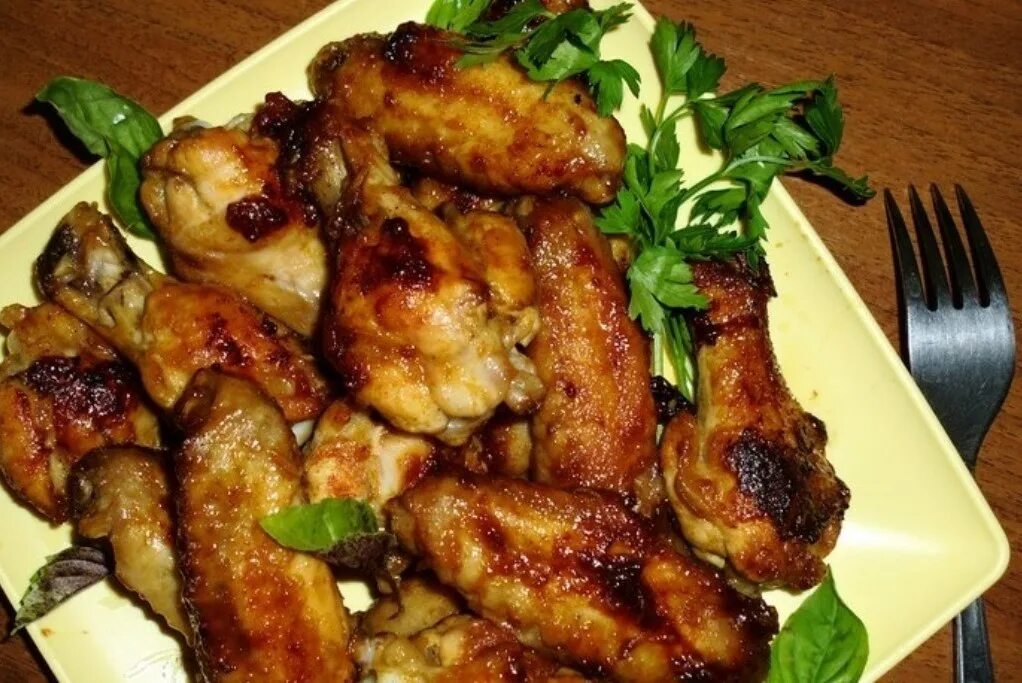 Сколько готовятся куриные крылья. Блюда из куриных крылышек. куриные крылышки в медово-соевом соусе. крылышки на праздничный стол. гарнир к куриным крылышкам.
