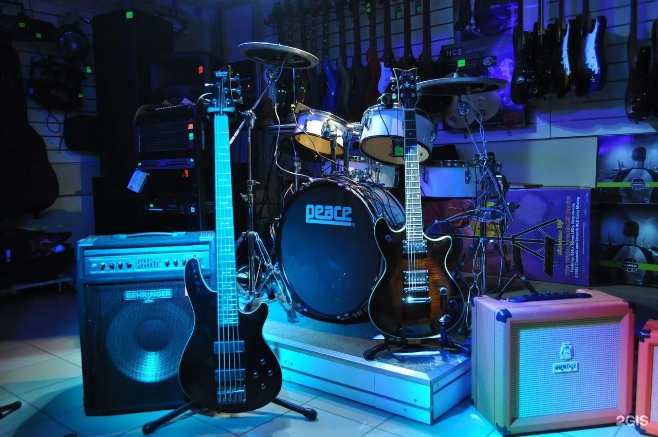Музыкальная планета спб новочеркасская. Магазин музыкальных инструментов в санкт-петербурге. Музыкальный магазин. Малоохтинский 88 музыкальный магазин. Сцена концерт.