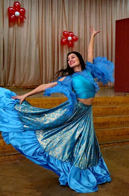 цыганка пляшет. танец цыганочка видео. цыгане танцуют. цыганочка пяти лет танцует. танец цыганочка видео.