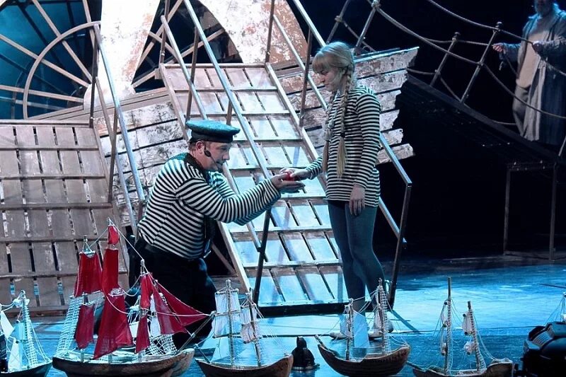 алые паруса тюз вологда. алые паруса тюз вологда актеры. алые паруса тюз вологда. циммер из спектакля алых парусов. алые паруса подъезд.