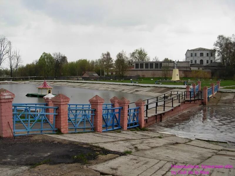 Город новозыбков брянской. Набережная новозыбков. Озеро зыбкое в новозыбкове. Город новозыбков набережная 74. Набережная новозыбков.