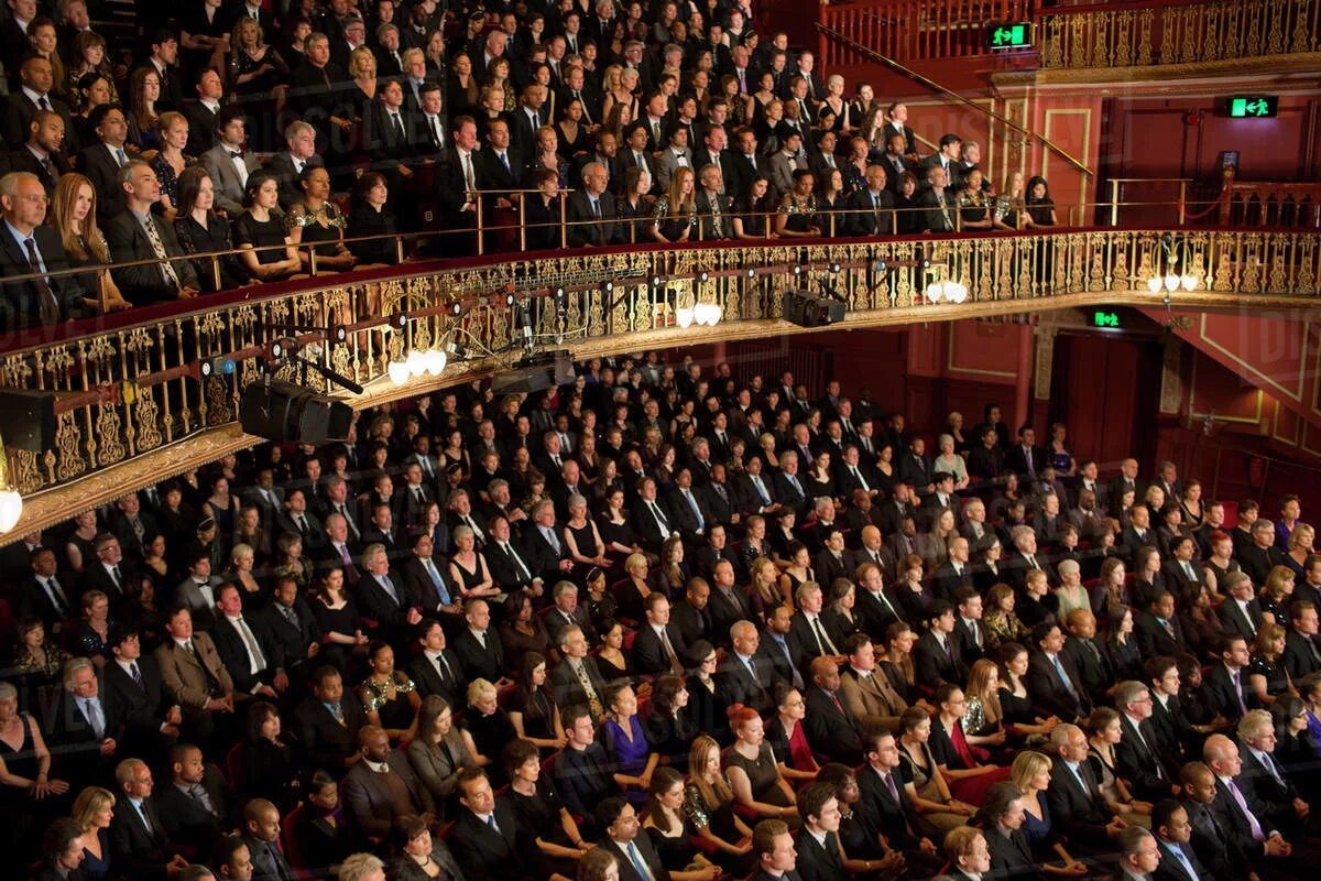 Вход в театр толпа. Audience ovating in Theatre.