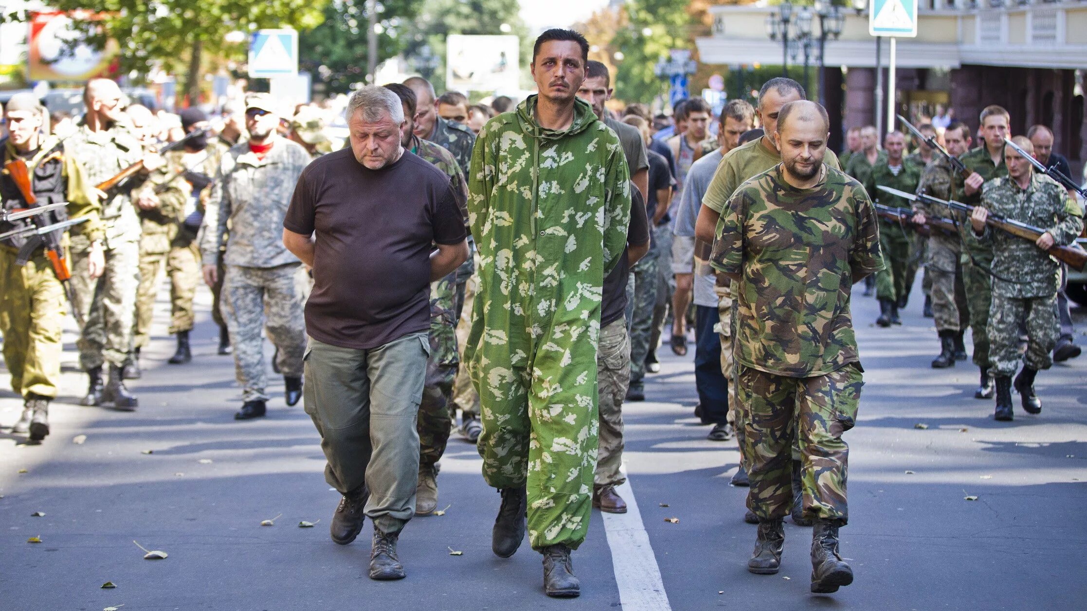 Военные пленные украины список. Пленные ВСУ В Донецке. Пленные украинские военные в 2014. Пленные Украины в Донецке. Украинские военные поенные.